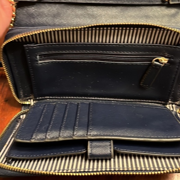 Crown & Ivy crossbody clutch wallet removable strap and 10 cardholders - Picture 9 of 12